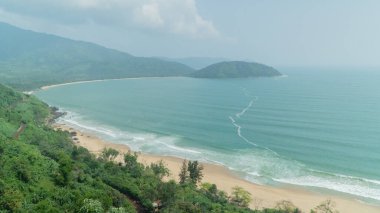 Deniz kıyısı bir yay ile dağların arka planına karşı. Yüksek kalite fotoğraf