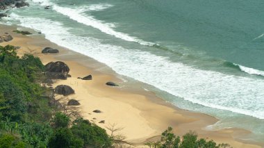 Kumsal ve deniz köpüklü. Yüksek kalite fotoğraf