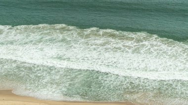 Deniz dalgaları kıyıya çarpıyor. Yüksek kalite fotoğraf