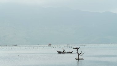Nehir arka planında bir teknede balıkçı. Yüksek kalite fotoğraf
