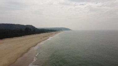 Hava fotoğrafçılığı - Tahta teknelerle deniz üzerinde ve plajda uçmak. Yüksek kaliteli FullHD görüntüler