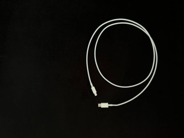 Siyah arka planda C tipi kablo şarj ediliyor. Yüksek kalite fotoğraf