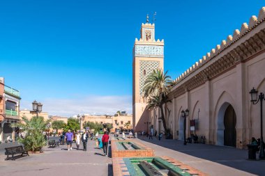 MARRAKESH, MOROCCO - Eylül 29,2022 Marakeş sokaklarındaki Moulay el Yazid Camii 'ne bakın. Marakeş, Fas Krallığı 'nın dördüncü büyük şehridir..