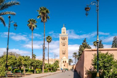 MARRAKESH, MOROCCO - Eylül 29,2022 - Marakeş 'in sketlerindeki Koutoubia camisine bakın. Marakeş, Fas Krallığı 'nın dördüncü büyük şehridir..