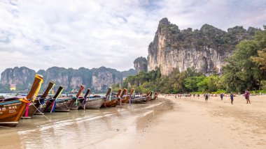 AO NANG, THAILAND - HAZİRAN 31,2023 - Andaman Denizi yakınlarındaki Ao Nang yakınlarındaki Railay plajına bakın. Ao Nang, Tayland 'ın Krabi eyaletinin merkezi bir noktasıdır..
