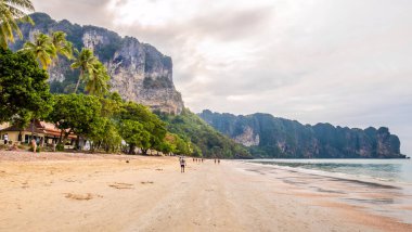 AO NANG, THAILAND - 31,2023 HAZİRAN Ao Nang kasabası yakınlarındaki Andaman Denizi 'ndeki Ao Nang plajına bakın. Ao Nang, Tayland 'ın Krabi eyaletinin merkezi bir noktasıdır..