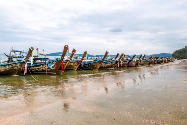 AO NANG, THAILAND - 31,2023 HAZİRAN Ao Nang kasabası yakınlarındaki Andaman Denizi 'ndeki Ao Nang plajına bakın. Ao Nang, Tayland 'ın Krabi eyaletinin merkezi bir noktasıdır..