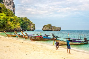 AO NANG, THAILAND - 31,2023 HAZİRAN - Andaman Denizi yakınlarındaki Andaman Denizi 'ndeki Poda Adası' ndaki botların manzarası. Ao Nang, Tayland 'ın Krabi eyaletinin merkezi bir noktasıdır..