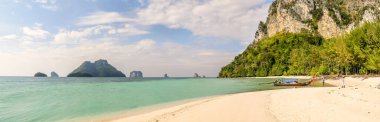 Krabi 'deki Ao Nang kasabası yakınlarındaki Andaman Denizi' ndeki Poda adasının plajlarında panoramik manzara