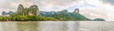 Krabi-Tayland 'daki Ao Nang kasabası yakınlarındaki Railay Koyu' na bakın.