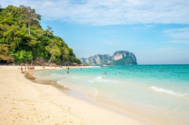 AO NANG, THAILAND - 2 Şubat 2023 - Andaman Denizi 'nde Ao Nang yakınlarındaki Bambu adasının plajına bakın. Ao Nang, Tayland 'ın Krabi eyaletinin merkezi bir noktasıdır..