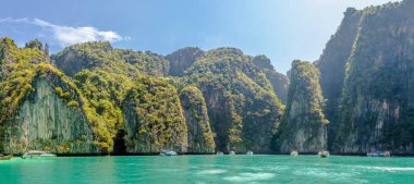 AO NANG, THAILAND - 2 Şubat 2023 - Andaman Denizi yakınlarındaki Pi Leh Koyu 'na bakın. Ao Nang, Tayland 'ın Krabi eyaletinin merkezi bir noktasıdır..