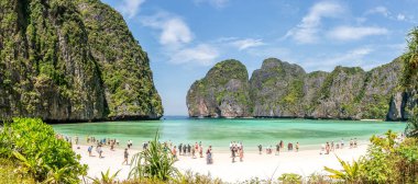 AO NANG, THAILAND - 2 Şubat 2023 - Andaman Denizi yakınlarındaki Phi Phi Adası 'ndaki Maya koyuna bakın. Ao Nang, Tayland 'ın Krabi eyaletinin merkezi bir noktasıdır..