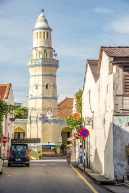 George Town, Malezya - 5 Şubat 2023 - Penang Adası 'ndaki George kasabasının sokaklarındaki Atjeh Camii' nin minaresine bakın. George Town, Malezya 'nın Penang eyaletinin başkentidir..