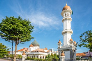 Malezya 'nın Penang Adası' ndaki George Town caddelerindeki Kaptan Keling Camii 'ne bakın.