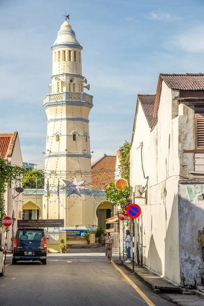 ジョージタウン マレーシア 2月5 2023 ペナン島のジョージタウンの通りにあるAtjehモスクのミナレットでご覧ください ジョージタウンはマレーシアのペナン州の首都です — ストック写真