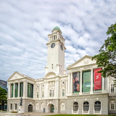 ŞARKI - 7 Şubat 2023 Singapur sokaklarındaki Konser Salonu Binası 'na bakın. Singapur, Güneydoğu Asya 'da bağımsız bir ada ve şehir devletidir..