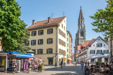 KONSTANZ, Almanya - 4 Haziran 2023 Konstanz sokaklarında. Şehir Baden Wrttemberg eyaletinde yer almaktadır ve Constance Gölü kıyısında yer almaktadır..