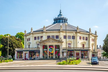 AMIENS, FRANCE - Mayıs 28,2023 Amiens caddelerindeki Jules Verne Sirki binasına bakın. Amiens, Fransa 'nın kuzeyindeki Paris' in 120 km kuzeyinde yer alan bir şehirdir..