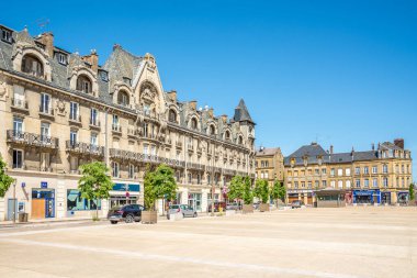MEZİERES, FRANCE - 28 Mayıs 2023 - Mezieres Kasabası 'na bakın. Charleville-Mezieres, Fransa 'nın kuzeyindeki Ardennes ilinin merkezi kent..