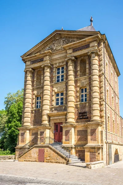 シャルルビル フランス 5月28 2023 シャルルビルの通りにアーサー リムボー博物館の建物で見る シャルルビル メゼールは アルデンヌ県の首都である北フランスのコミューンです — ストック写真