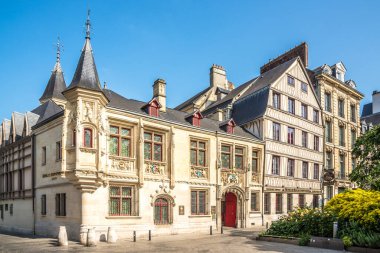ROUEN, FRANCE - 29 Mayıs 2023 Rouen caddelerindeki binalar. Rouen, Fransa 'nın kuzeyindeki Seine nehrinde bir şehirdir..