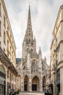ROUEN, FRANCE - 29 Mayıs 2023 - Rouen caddelerindeki St. Maclou chrch manzarası. Rouen, Fransa 'nın kuzeyindeki Seine nehrinde bir şehirdir..