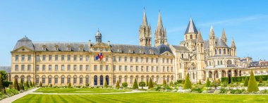 Fransa 'da Caen caddelerinde Saint Etienne Kilisesi ile panoramik manzara