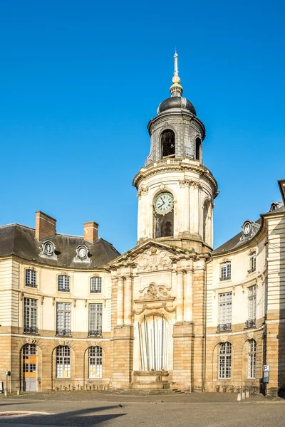 レンヌの街の時計塔で見る フランス — ストック写真
