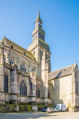 DINAN, FRANCE - 30 Mayıs 2023 - Dinan sokaklarında Aziz Sauveur Bazilikası. Dinan, Fransa 'nın kuzeybatısında yer alan bir Breton kasabasıdır..