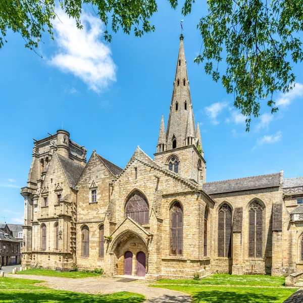 Uitzicht Onze Lieve Vrouwebasiliek Notre Dame Straten Van Guingamp Frankrijk — Stockfoto