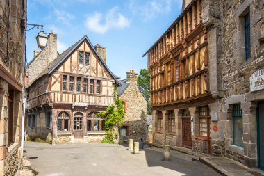 TREGUIER, FRANCE - 30 MAYIS 2023 - Eski Treguier kasabasının sokaklarında. Treguier, Fransa 'nın kuzeybatısında, Brittany' de Cotes-d Zırh Bölümü 'nde bulunan bir liman kentidir..