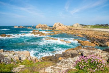 Plougrescant yakınlarındaki körfeze bak Fransa 'da kayalıklar var