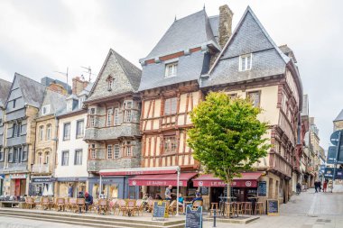 LANNION, FRANCE - Mayıs 31,2023 - Lannion sokaklarında. Lannion Fransa 'nın kuzeybatısında, Brittany' de Cotes-d Zırhlı Bölümü 'nde bir komün..
