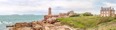 PLOUMANACH, FRANCE - Mayıs 31,2023 - Ploumanach 'taki Lighthouse of Red rocks' ta (Phare de Men Ruz) panoramik manzara. Ploumanach, tatilcilerin mıknatısı haline gelen bir balıkçı köyü..