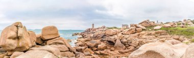 Atlantik kıyısındaki Deniz feneri (Phare de Men Ruz) panoramik manzaralı Brittany - Fransa