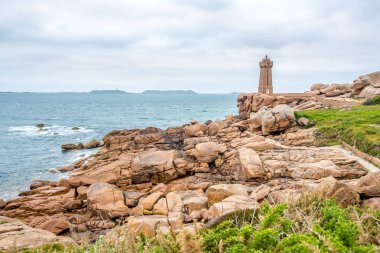 Atlantik kıyısındaki Kızıl Kayalıklar Feneri 'ne (Phare de Men Ruz) bakın.