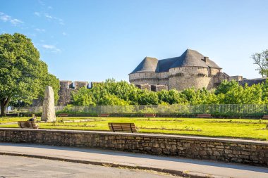 BREST, FRANCE - Mayıs 31,2023 Brest Kalesi 'nde Savaş Anıtı Brest sokaklarında. Brest, Fransa 'da Brittany eyaletinde yer alan bir liman kentidir.