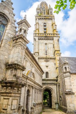 Fransa 'nın Lampaul-Guimiliau caddelerinde Meryem Ana Kilisesine (Notre Dame) bakın.