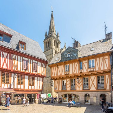 Vannes caddelerinde Katedral Çan kulesi bulunan keresteli binalara bakın. Vannes, Fransa 'nın kuzeybatısında, Britanya' nın Morbihan bölgesinde bir komün..