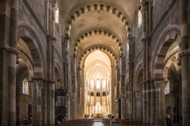 VEZELAY, FRANCE - 3 Haziran 2023 - Vezelay Bazilikası 'nın içini görün. Vezelay, Fransa 'nın kuzeybatısında yer alan Bourgogne-Franche-Comte bölgesinde yer alan bir komündür..