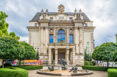 Wroclaw, POLAND - 25 Temmuz 2023 Wroclaw caddelerindeki Kukla Tiyatrosu binasına bakın. Wroclaw, Polonya 'nın güneybatısında bir şehirdir..
