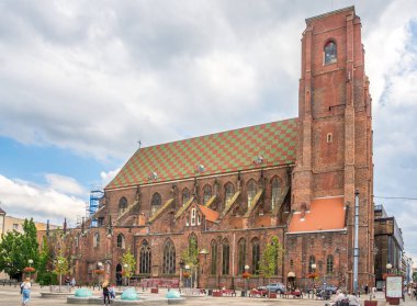WROCLAW, POLAND - 25 Temmuz 2023 - Wroclaw sokaklarındaki Santa Maria Maddalena Kilisesi 'ne bakın. Wroclaw, Polonya 'nın güneybatısında bir şehirdir..