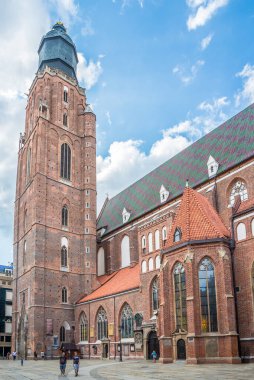 Wroclaw, POLAND - 25 Temmuz 2023 Wroclaw caddelerinde St. Elizabeth 'in Chruch' una bakın. Wroclaw, Polonya 'nın güneybatısında bir şehirdir..