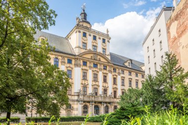 Wroclaw, POLAND - 25 Temmuz 2023 Wroclaw caddelerindeki müze binasına bakın. Wroclaw, Polonya 'nın güneybatısında bir şehirdir..