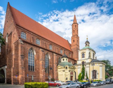 WROCLAW, POLAND - 25 Temmuz 2023 - Wroclaw sokaklarındaki Saint James ve Saint Vincent Kilisesi 'ne bakın. Wroclaw, Polonya 'nın güneybatısında bir şehirdir..