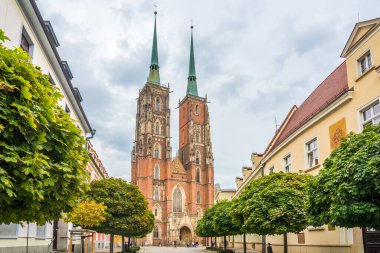 WROCLAW, POLAND - 25 Temmuz 2023 Wroclaw sokaklarındaki Aziz John Katedrali 'ne bakın. Wroclaw, Polonya 'nın güneybatısında bir şehirdir..