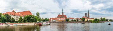 WROCLAW, POLAND - 25 Temmuz 2023 - Wroclaw 'daki Odra nehri ile kiliselerde ve katedralde panoramik manzara. Wroclaw, Polonya 'nın güneybatısında bir şehirdir. 
