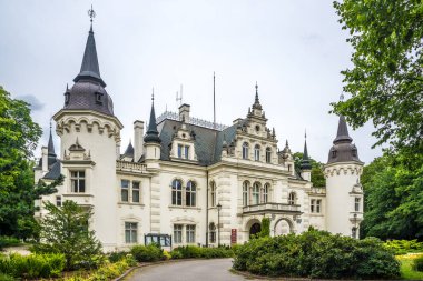 JELCZ-LASKOWICE, POLAND - 25 Temmuz 2023 - Jelcz-Laskowice sokaklarındaki belediye binasına bakın. Jelcz-Laskowice, Polonya 'nın güneybatısında, Aşağı Silezya Voyvoda eyaletinde yer alan bir şehirdir..