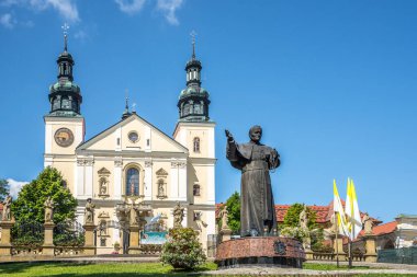 KALWARIA ZEBRZYDOWSKA, POLAND - 27 Temmuz 2023 - Kalwaria Zebrzydowska Manastırı 'na bakın. Kalwaria Zebrzydowska, Polonya 'nın güneyinde bir şehirdir..